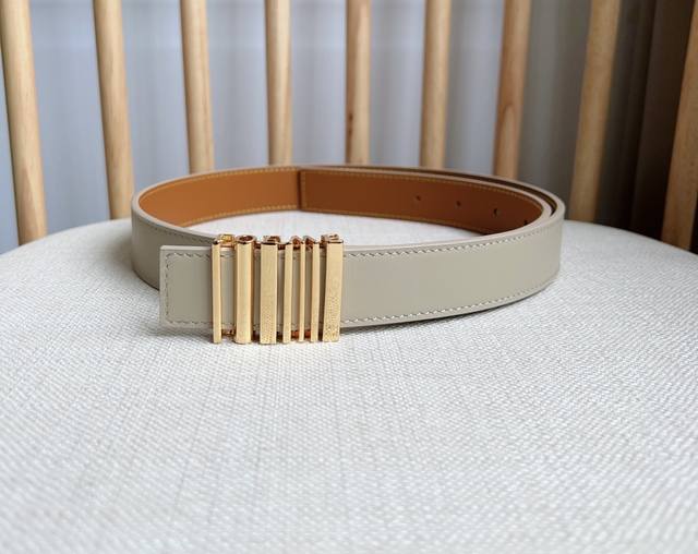 Loewe 罗意威 专柜最新同款腰带 选用光滑牛皮革腰带 配有亮面loewe几何腰带扣五孔调节 卓越的工艺 个性的造型 精美的材质 宽：2.8