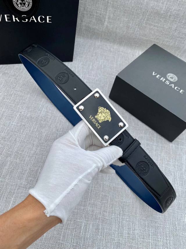 宽度3.5Cm Versace范思哲 此款平纹小牛皮腰带饰有一枚几何形状的希腊回纹搭扣，可搭配正装或休闲装。