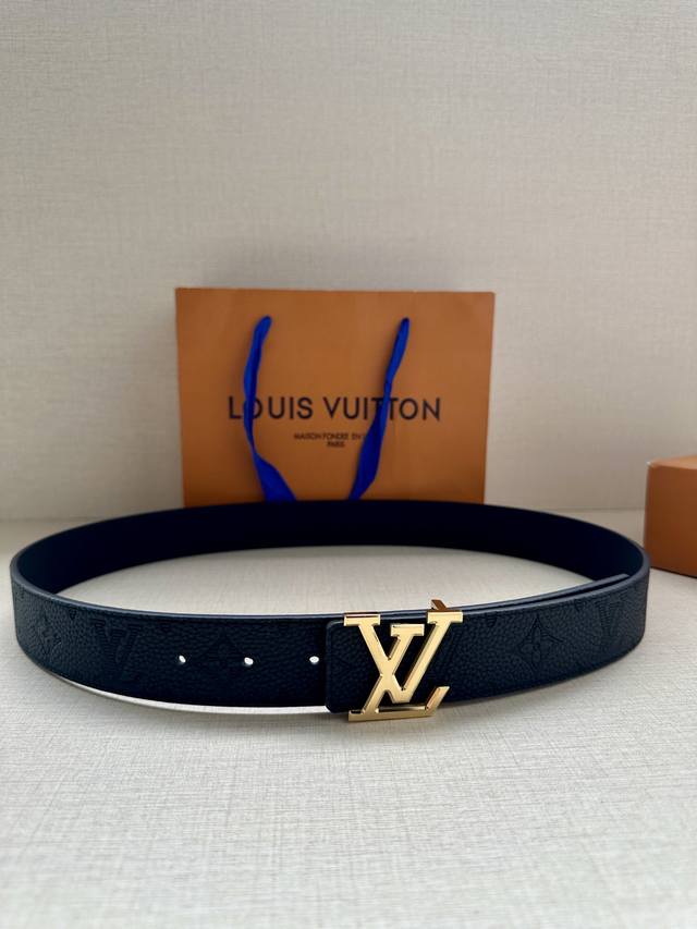 本款3.4宽 Lv Initiales 双面腰带选用崭新荔枝皮革,以丰盈触感演绎图案的放大版本 金属 Lv 搭扣呈现效果,摩登设计实现灵活搭配 本款3.4宽 Lv Initiales 双面腰带选用崭新荔枝皮革,以丰盈触感演绎图案的放大版本 金属 Lv 搭扣呈现效果,摩登设计实现灵活搭配