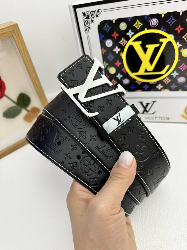 品名:Lv..路易..威登原单 材质:原单牛皮腰带 百分百头层牛皮腰带保证真皮,24K纯钢扣,专柜原单品质、做工精细,时尚大牌,送人自用首选 包装: 请认准如图 品名:Lv..路易..威登原单 材质:原单牛皮腰带 百分百头层牛皮腰带保证真皮,24K纯钢扣,专柜原单品质、做工精细,时尚大牌,送人自用首选 包装: 请认准如图
