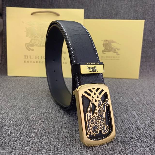 品名：巴宝莉c原单 材质：原单牛皮腰带 百分百头层牛皮腰带保证真皮，24K纯钢扣，专柜原单品质、做工精细，时尚大牌，送人自用首选 包装： 请认准如图专柜包装赠送