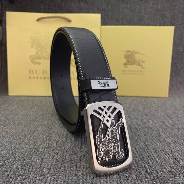 品名：巴宝莉c原单 材质：原单牛皮腰带 百分百头层牛皮腰带保证真皮，24K纯钢扣，专柜原单品质、做工精细，时尚大牌，送人自用首选 包装： 请认准如图专柜包装赠送