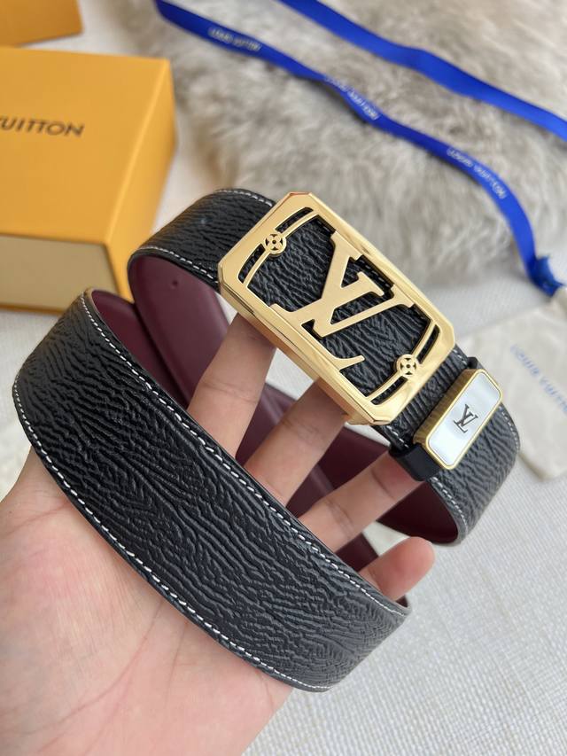 品名： Lv..路易..威登腰带皮带原单 型号：挂扣，经典纯钢材质镂空挂扣，头层牛皮，图片实物拍摄 材料：头层牛皮，挂扣系列，纯钢材质扣头，钯镀电镀工艺永不掉色