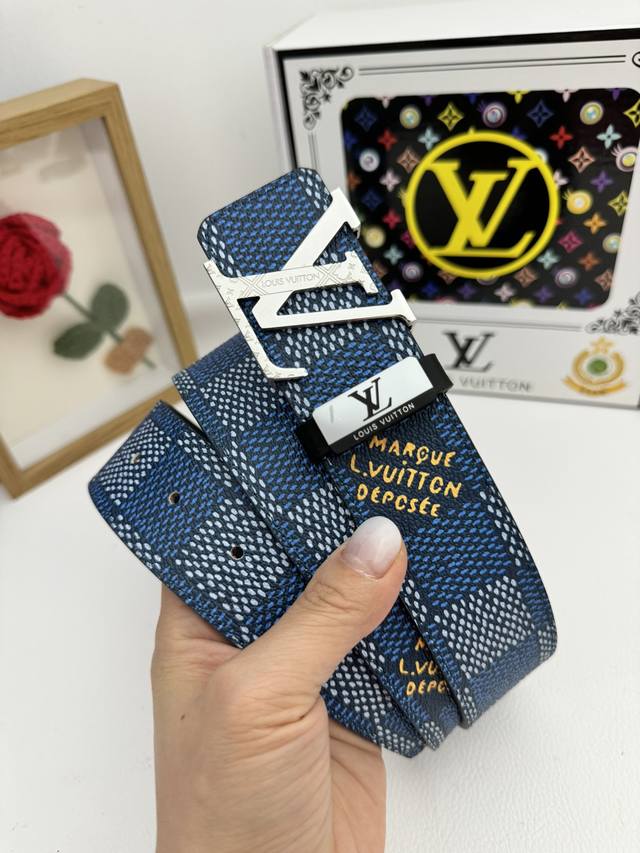 品名：Lv..路易..威登原单 材质：原单牛皮腰带 百分百头层牛皮腰带保证真皮，24K纯钢扣，专柜原单品质、做工精细，时尚大牌，送人自用首选 包装： 请认准如图