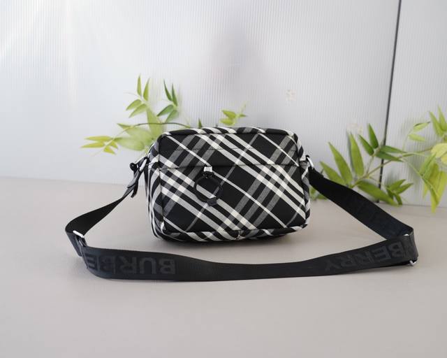 巴宝莉 官网同步 高版本 单肩斜挎背包 经典不过时之作 原单布料材质 手感细腻 深度防水耐磨 非市面普通货 低调奢华 完全不浮夸的款式 日常又时髦 规格：25X