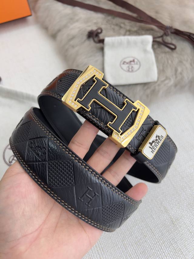 品名： 爱玛仕.Hermes腰带 皮带 原单 型号：挂扣，经典镶钻纯钢材质扣头，双面头层牛皮，图片实物拍摄 材料：双面头层牛皮，挂扣系列，纯钢材质扣头，钯镀电镀