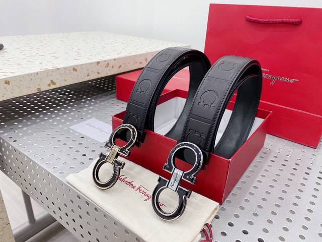 如果有一款腰带是今年我喜欢的 还是10年前我喜欢的。只有 菲拉格慕 无论是新手还是职场精英都是很好驾驭的一款长短自由剪裁 纯皮制作 宽度3.5厘米。配送礼盒 如果有一款腰带是今年我喜欢的 还是10年前我喜欢的。只有 菲拉格慕 无论是新手还是职场精英都是很好驾驭的一款长短自由剪裁 纯皮制作 宽度3.5厘米。配送礼盒