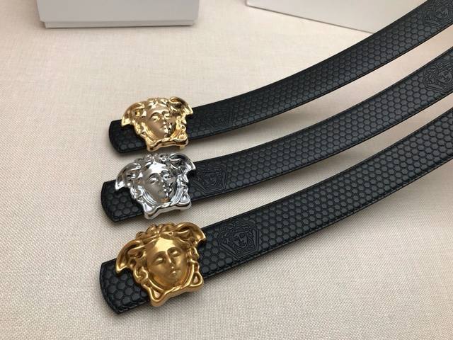 范思哲 采用高级 Signature真皮精制而成,触感厚实,饰以范思哲美人头商标带扣。腰带为意大利尺寸,请在购买前参阅腰带尺寸指南. 3.8Cm 宽 范思哲 采用高级 Signature真皮精制而成,触感厚实,饰以范思哲美人头商标带扣。腰带为意大利尺寸,请在购买前参阅腰带尺寸指南. 3.8Cm 宽