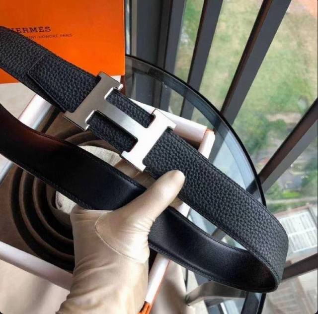 H男士双面皮腰带38Mm采用专柜最新牛皮材质 搭配h扣金色 银色