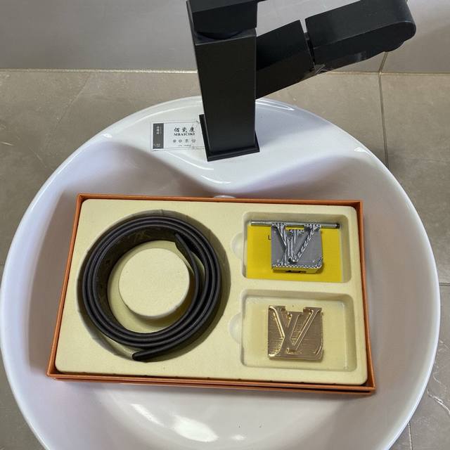 Lv路易威登 精品款 ☆双扣礼盒套装 含礼盒 专柜有售 Lv路易威登专柜在售正品 此款采用头层牛皮制作 油边细致、☆正品开模 搭配广州原版扣五金 3.8Cm规格 Lv路易威登 精品款 ☆双扣礼盒套装 含礼盒 专柜有售 Lv路易威登专柜在售正品 此款采用头层牛皮制作 油边细致、☆正品开模 搭配广州原版扣五金 3.8Cm规格