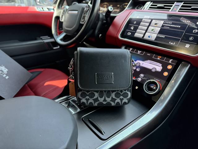 高端货 新款 “Coach蔻驰”单肩包 Coach蔻驰 Lucas 15 磁性按扣标志性 牛仔布拼光滑小牛皮 单肩斜挎包 迷你 男女同款情侣款 银色拼黑色。高清 高端货 新款 “Coach蔻驰”单肩包 Coach蔻驰 Lucas 15 磁性按扣标志性 牛仔布拼光滑小牛皮 单肩斜挎包 迷你 男女同款情侣款 银色拼黑色。高清