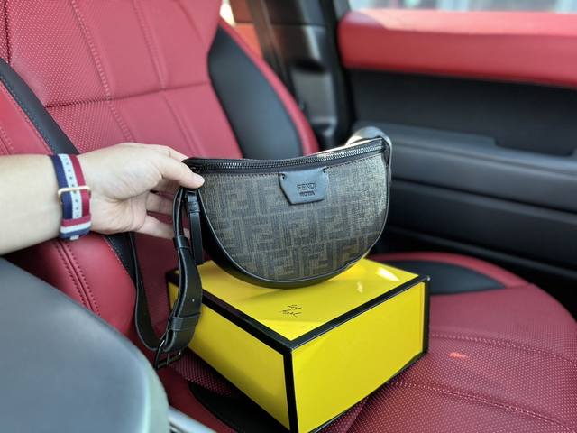 高端货 新款 “ Fendi ”芬迪单肩包 可调节肩带拉链开合字母组合 帆布拼牛皮 单肩斜挎包 常规 男款 黑花。进口配牛皮面料retro 老花logo 皮革徽 高端货 新款 “ Fendi ”芬迪单肩包 可调节肩带拉链开合字母组合 帆布拼牛皮 单肩斜挎包 常规 男款 黑花。进口配牛皮面料retro 老花logo 皮革徽