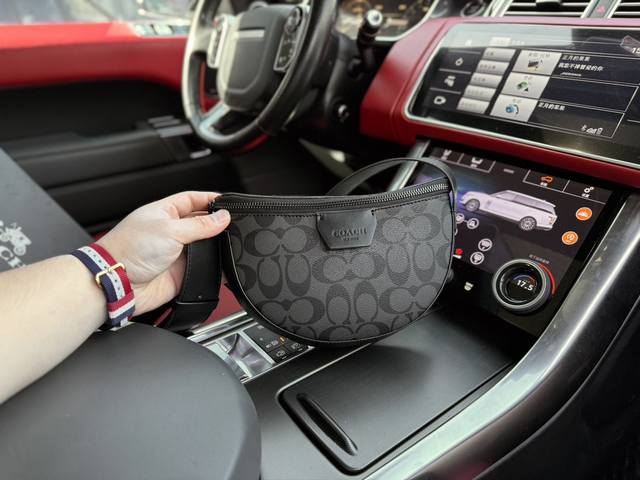 高端货 新款 “ Coach ”蔻驰单肩包 可调节肩带拉链开合字母组合 帆布拼牛皮 单肩斜挎包 常规 男款 黑花。进口配牛皮面料retro 老花logo 皮革徽