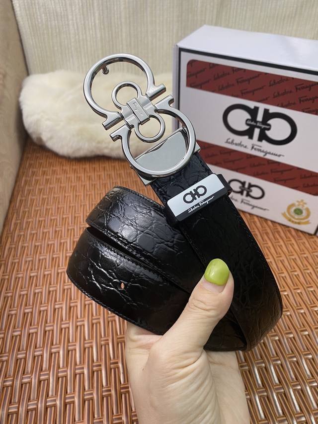 品名：菲拉格幕 原单皮带 材质：原单牛皮腰带 百分百头层牛皮腰带保证真皮，24K纯钢扣，专柜原单品质、做工精细，时尚大牌，送人自用首选 包装： 请认准如图专柜包