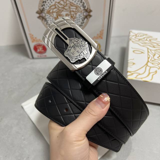 品名：Versace.范思哲 材质：原单牛皮腰带 百分百头层牛皮腰带保证真皮，24K纯钢扣，专柜原单品质、做工精细，时尚大牌，送人自用首选 包装： 请认准如图专