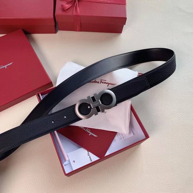 米兰时装周新款 正品有售ferragamo 菲拉格慕 Italy专柜在售正品 此款采用原單纹制作 走线油边细致 正品开模 搭配原版gancio五金 3.5Cm规 米兰时装周新款 正品有售ferragamo 菲拉格慕 Italy专柜在售正品 此款采用原單纹制作 走线油边细致 正品开模 搭配原版gancio五金 3.5Cm规