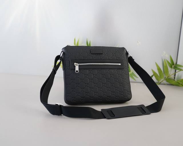 古驰 官网同步 高版本 斜挎单肩背包 永恒不过时的标志性产品 纯原单牛皮 顶级五金制作 非市面普通版本 今年gucci最爱的款 全部实拍 实用性非常高 完全不用