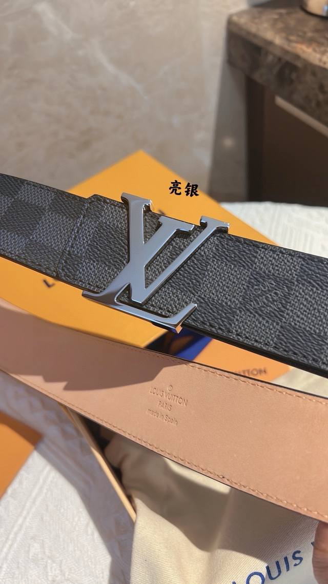 宽度40Mm 路易威登 标志性字母金属扣搭配经典棋盘格 宽度40Mm 路易威登 标志性字母金属扣搭配经典棋盘格