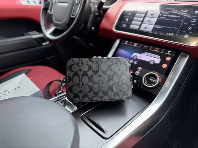 高端货 新款 “Coach蔻驰”单肩包 Coach蔻驰 Charter 19 经典老花双拉链闭合 标志性涂层帆布拼精致小牛皮 单肩斜挎包 小号 男款 木炭色。