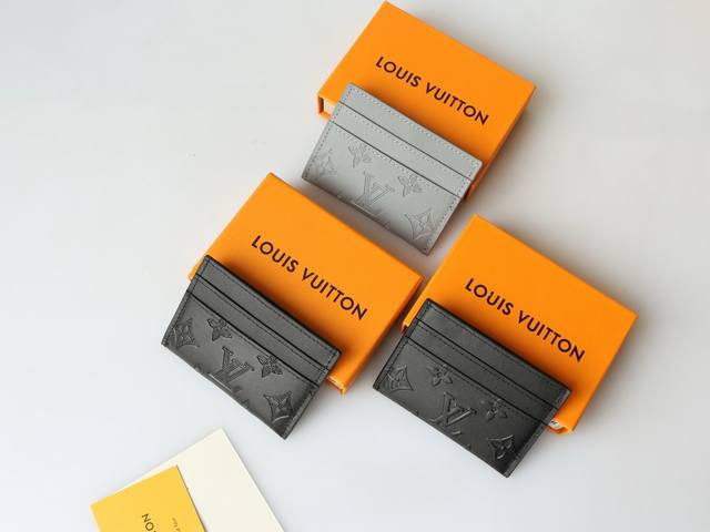 颜色 黑 卡其尺寸 11X7M81381 Porte Cartes Double 卡片夹 此款采用全新monogram Eclipse涂层帆布材质的卡片夹风格靓