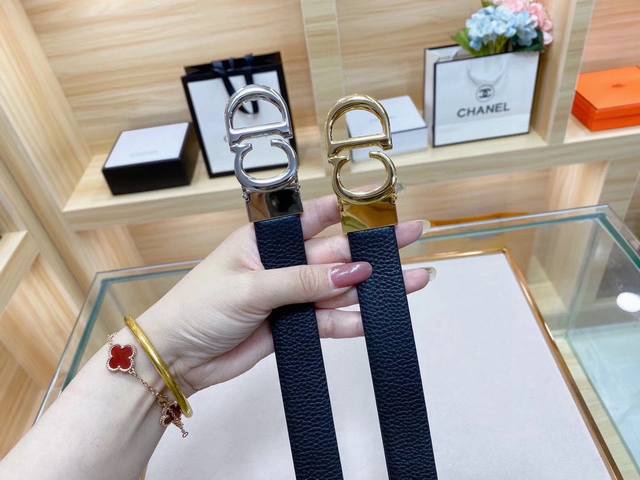 迪奥 女款 专柜同款在售 種草拔草都要自留款 進口原版皮制作 搭配原版gancio五金 2.5Cm规格 可调式皮带 看图下单 双面可用 。 迪奥 女款 专柜同款在售 種草拔草都要自留款 進口原版皮制作 搭配原版gancio五金 2.5Cm规格 可调式皮带 看图下单 双面可用 。