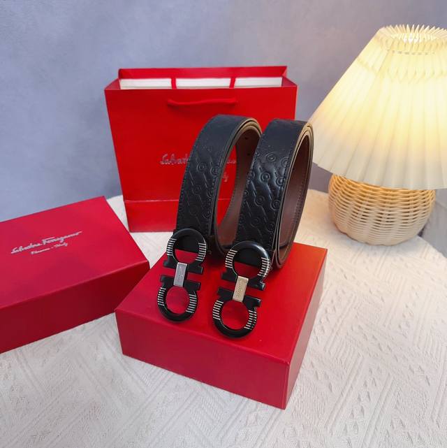 原版品质打孔 品牌:菲拉f家 男款 颜色:黑 扣头:金 银 扣头:原版精品纯铜五金扣头 带身:原版牛皮 尺寸:宽约:3.5Cm 长约:95Cm-125Cm 类别 原版品质打孔 品牌:菲拉f家 男款 颜色:黑 扣头:金 银 扣头:原版精品纯铜五金扣头 带身:原版牛皮 尺寸:宽约:3.5Cm 长约:95Cm-125Cm 类别