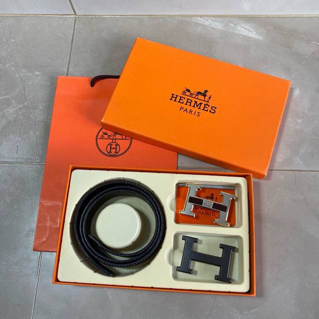 爱马仕hermès 精品款 ☆双扣礼盒套装 含礼盒 专柜有售 爱马仕专柜在售正品 此款采用头层牛皮制作 油边细致、☆正品开模 搭配广州原版扣五金 3.8Cm规格