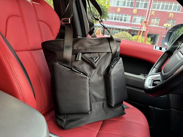 高端货 “Prada 普拉达”单肩包 Prada普拉达手提包 珐琅金属三角形徽标可调节 尼龙拼皮革 托特包tote包购物袋单肩手提包 黑色。 进口原厂防水布艺面