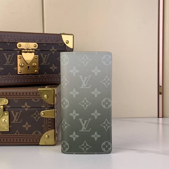 出厂价 Brazza西装钱夹 M62665 66540 灰绿色 做旧版 本款用褪色的monogram图案的印花和用过的patina 阴影 为特征的blush M