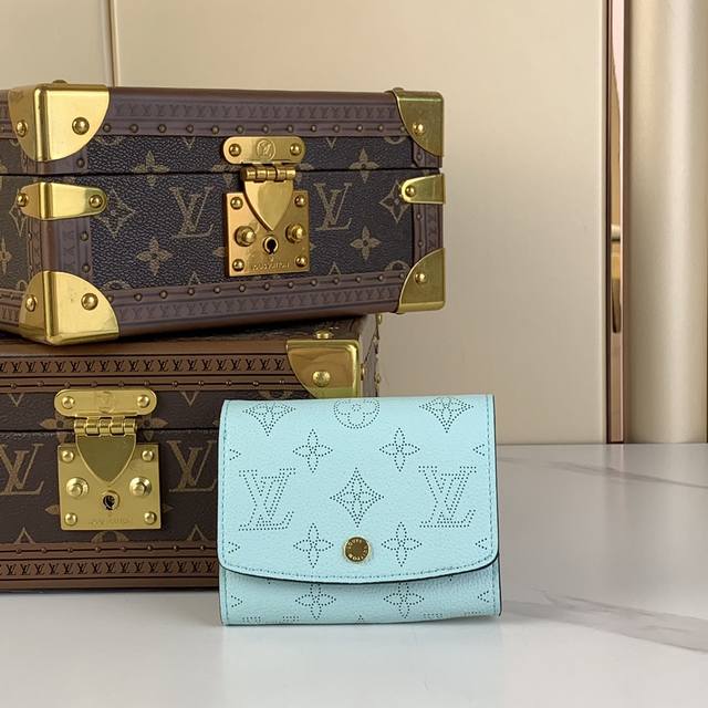 出厂价 Victorine M62542 M62540冰川蓝 冲孔 用马希纳小牛皮材质呈现的紧凑大小的维克托林华莱特。有效地构成空间,可以收纳卡、硬币、纸币的物 出厂价 Victorine M62542 M62540冰川蓝 冲孔 用马希纳小牛皮材质呈现的紧凑大小的维克托林华莱特。有效地构成空间,可以收纳卡、硬币、纸币的物