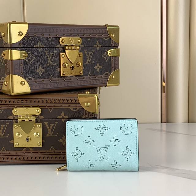 出厂价 Cléa 钱包 M80817 80629 冰川蓝 镂空 Cléa钱包是一个优雅、紧凑的设计,由柔软的mahina小牛皮制成,其穿孔重现了路易威登标志性的 出厂价 Cléa 钱包 M80817 80629 冰川蓝 镂空 Cléa钱包是一个优雅、紧凑的设计,由柔软的mahina小牛皮制成,其穿孔重现了路易威登标志性的