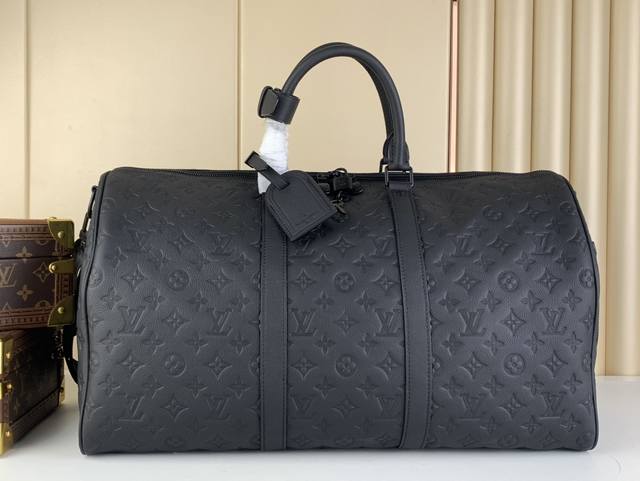 出厂价 Keepall Bandoulière 50 M44810 41416 黑色 压花 本款旅行袋为 Monogram Shadow 皮革铺陈全幅 Mono