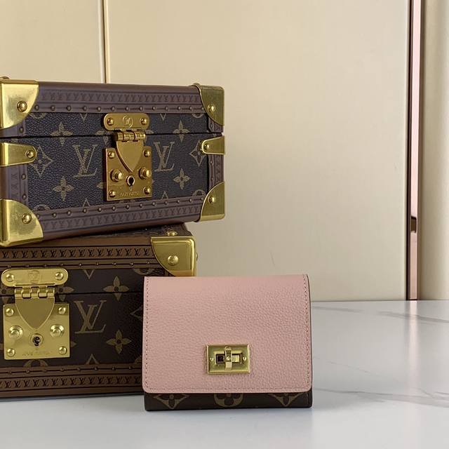 出厂价 Victorine On My Side 钱夹 M82640 82398 老花 粉色 翻盖钱包系列像标志性的转锁一样的on My Side手提包的设计要