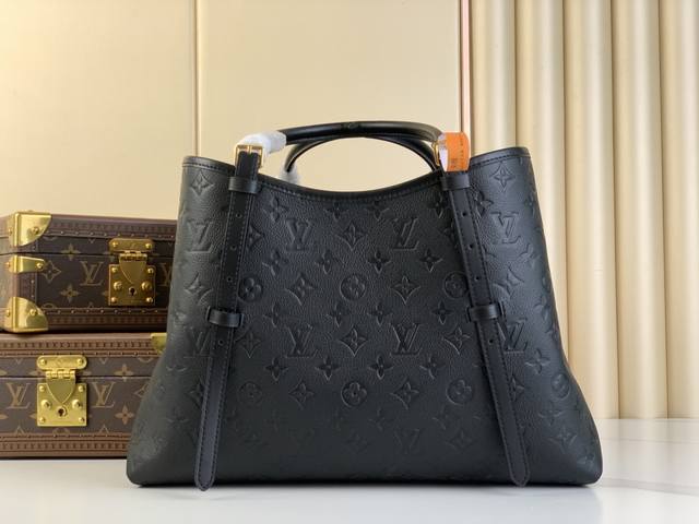 出厂价 Babylone Tote 中号手袋 M47185 黑色 压花 别致的巴比伦手提包由牛皮制成，带有金色五金。它的纤薄设计显现出令人惊讶的实用性。内部有一