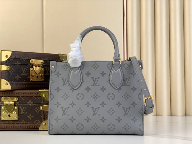 出厂价 Onthego 小号手袋 M12465 灰色 丝印 Monogram Ink 系列 Onthego 小号手袋拥有光滑牛皮革的雾面质感，以包角的铆钉袢致意