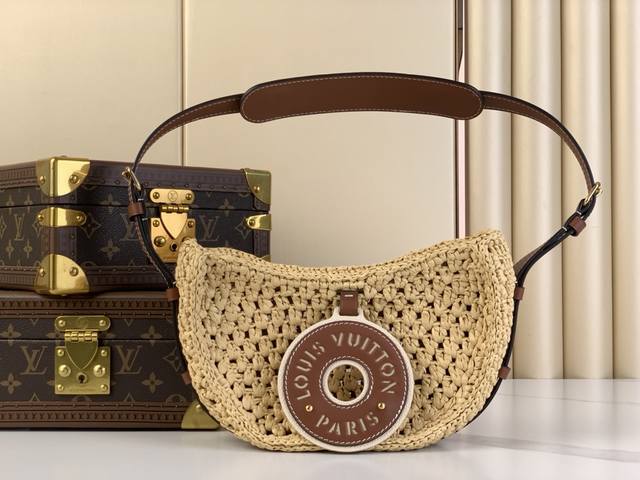 出厂价 Croissant 可颂 中号手袋 M24811 拉菲草 编织 本款 Croissant 中号手袋取材马达加斯加匠人钩编的拉菲草，搭配柔软牛皮革饰边和路