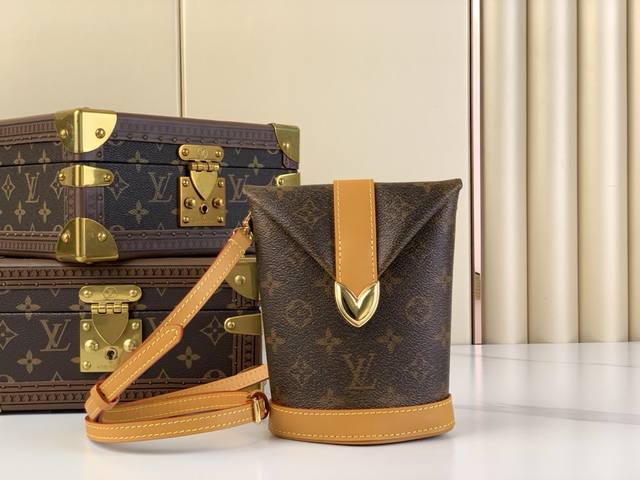 出厂价 Envelope Pouch 手袋 M11629老花 本款 Envelope Pouch 手袋为做旧效果 Monogram Dust 帆布和皮革饰边融入