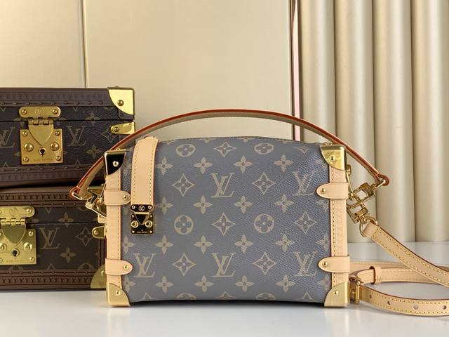 出厂价 Side Trunk 中号手袋 M46358 12428 浅灰花 本款 Side Trunk 中号手袋采撷品牌复古硬箱的色彩灵感，为标志性 Monogr