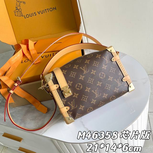 变码芯片版 内部价p 款号： M46358 原单加强版 独家实拍背景图 Nicolas Ghesquière 重复探寻路易威登的制箱传承，创作此款 Side T