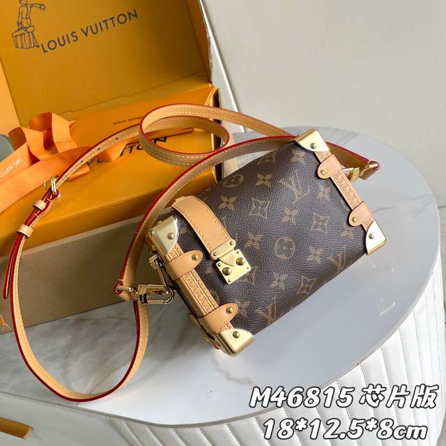 变码芯片版 内部价p 款号： M46815 原单加强版 独家实拍背景 本款 Side Trunk 小号手袋以 Monogram 帆布塑造长方构型，搭配牛皮革饰边