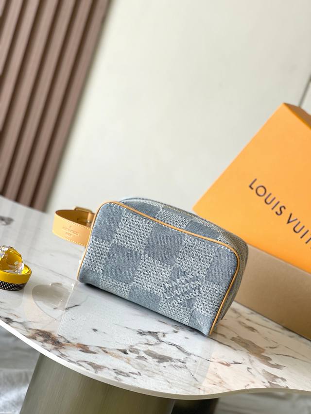 特级mb芯片版原厂皮 Locker Dopp Kit兼備現代的時尚風格及路易威登標誌性的典雅格調，以品牌經典的 型号：M40753牛仔动态芯片版 材料：A级全钢