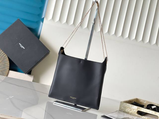 黑平纹 金 新款到货平纹棕金极简设计非常有高级感且透露出浓郁的文艺气息！可单肩可手提，做旧五金细致复古，独特的设计风格，尽显时尚优雅！ 型号:804483 原厂