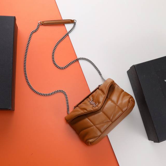 特级原单 独家背景 网红loulou 小号双鸡眼 双链条 可斜跨可肩背!专柜最新mini尺寸!手感柔软细腻,包包自重轻,精致可爱;包内设有一个拉链内袋可放置手机 特级原单 独家背景 网红loulou 小号双鸡眼 双链条 可斜跨可肩背!专柜最新mini尺寸!手感柔软细腻,包包自重轻,精致可爱;包内设有一个拉链内袋可放置手机