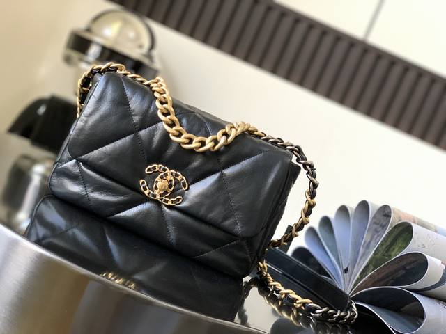 Chanel精品质量 经典款之19 Bag 皮料：定制进口欧洲山羊皮 五金：意大利进口24K镀厚金钢锁 整个包的手感与真品完美达成一致 型号：1160。尺寸：2