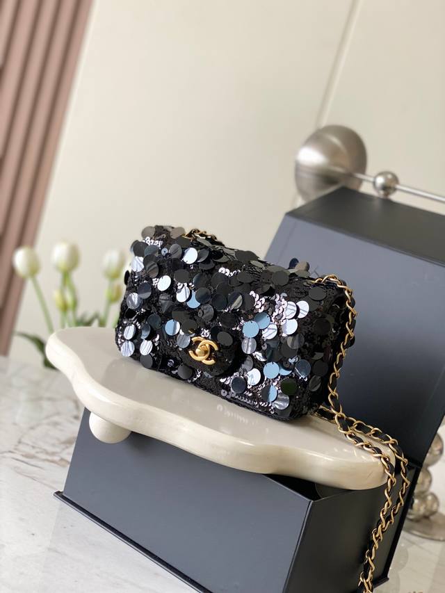 Chanel Mini Cf亮片晚宴包 太美了，Bling Bling的 尺寸：20X12X9Cm 款号：3523 重工艺：亮片是软的，摸起来是柔顺的手感，一点