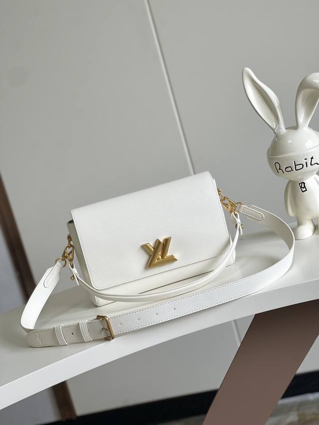 海原外单 独实家拍 动态芯片m24639 M24640 M25359 本款 Soft Twist 手袋取材柔软牛皮革，以宽裕尺寸重绎标志性 Twist 手袋。做