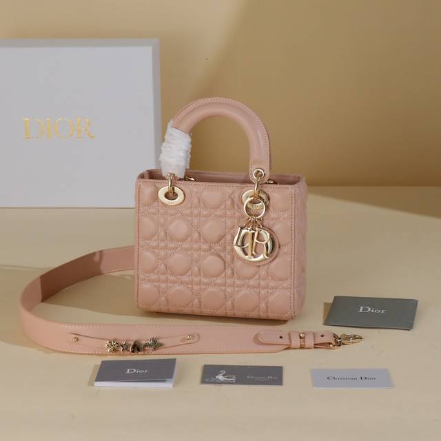 小号 Lady Dior My Abcdior 手袋 粉色羊皮革藤格 纹独家渠道戴妃包 四格戴妃包粉色羊皮金扣 这款 Lady Dior My Abcdior 小号 Lady Dior My Abcdior 手袋 粉色羊皮革藤格 纹独家渠道戴妃包 四格戴妃包粉色羊皮金扣 这款 Lady Dior My Abcdior