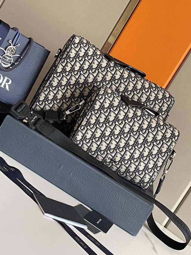 顶级原单 这款 Dio Lingot 单肩包是本季新品,实用而优雅,别具一格。采用米色和黑色 Oblique 印花面料精心制作,搭配黑色粒面牛皮革细节提升格调, 顶级原单 这款 Dio Lingot 单肩包是本季新品,实用而优雅,别具一格。采用米色和黑色 Oblique 印花面料精心制作,搭配黑色粒面牛皮革细节提升格调,