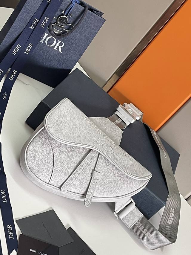 顶级原单 这款马鞍包全新演绎 Dior 经典款式,采用迪奥灰粒面牛皮革精心制作,饰以刺绣“Christian Dior 1947”标志。搭配磁性翻盖和隐藏拉链口 顶级原单 这款马鞍包全新演绎 Dior 经典款式,采用迪奥灰粒面牛皮革精心制作,饰以刺绣“Christian Dior 1947”标志。搭配磁性翻盖和隐藏拉链口