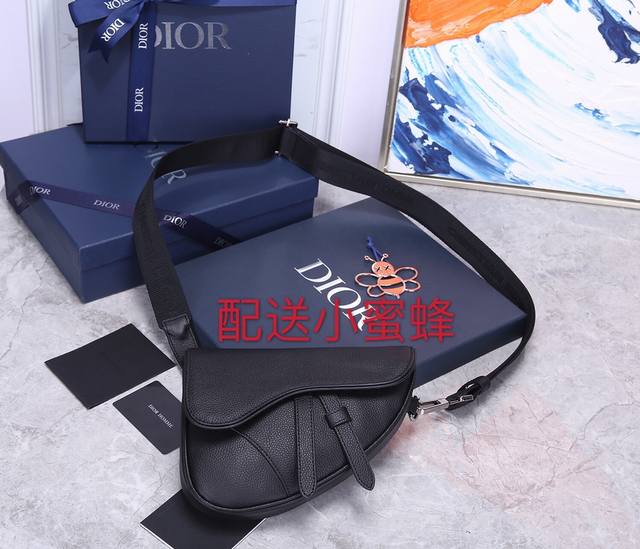 型号:93317 这款马鞍包是本季新品,更加小巧实用。采用黑色粒面牛皮革精心制作,标志性的马鞍包造型设计,搭配磁性翻盖和隐藏拉链开合。搭配可调节、可拆卸的肩带和 型号:93317 这款马鞍包是本季新品,更加小巧实用。采用黑色粒面牛皮革精心制作,标志性的马鞍包造型设计,搭配磁性翻盖和隐藏拉链开合。搭配可调节、可拆卸的肩带和